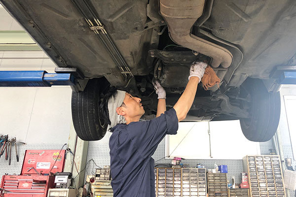 自動車整備士の作業風景