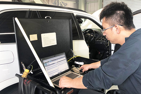 自動車整備士のコンピューター診断