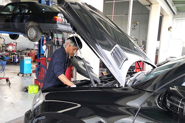 自動車整備士のベンツ修理風景