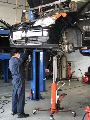 自動車整備士の整備風景